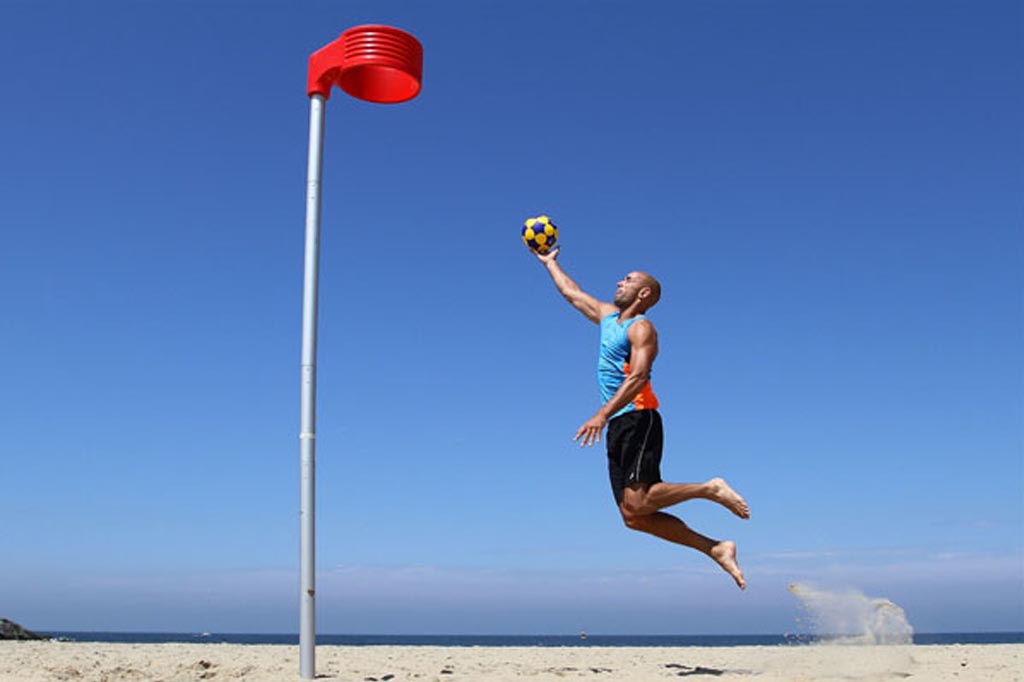 Je bekijkt nu Beachkorfbal: korfballen met de voeten in het zand